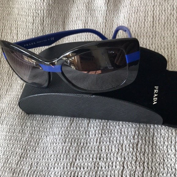 SOLD✨Prada sunglass black with blue stripe - Picture 2 of 8